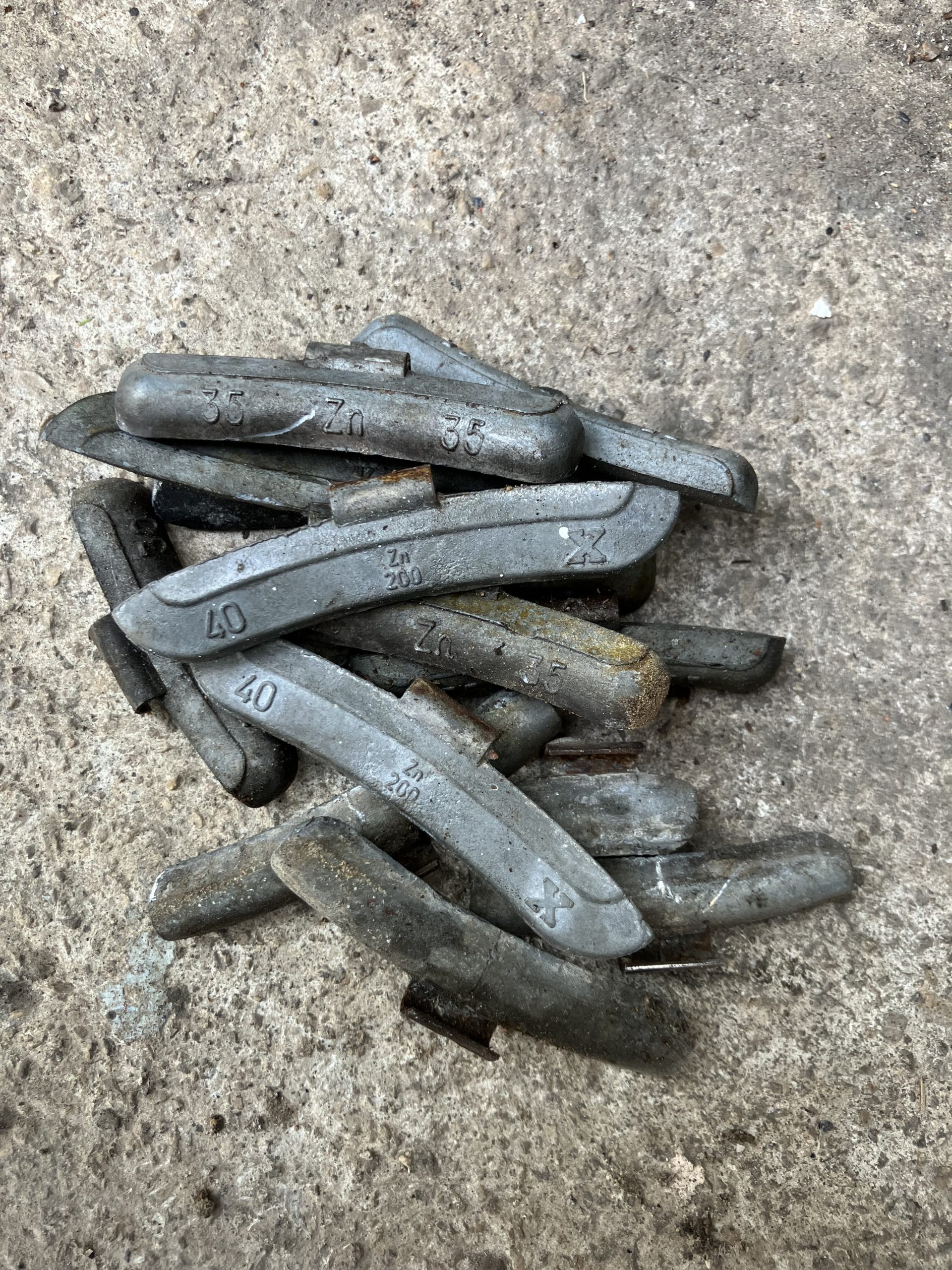 2- J’enlève 490 grammes de plomb sur les 4 jantes. Pas mal…