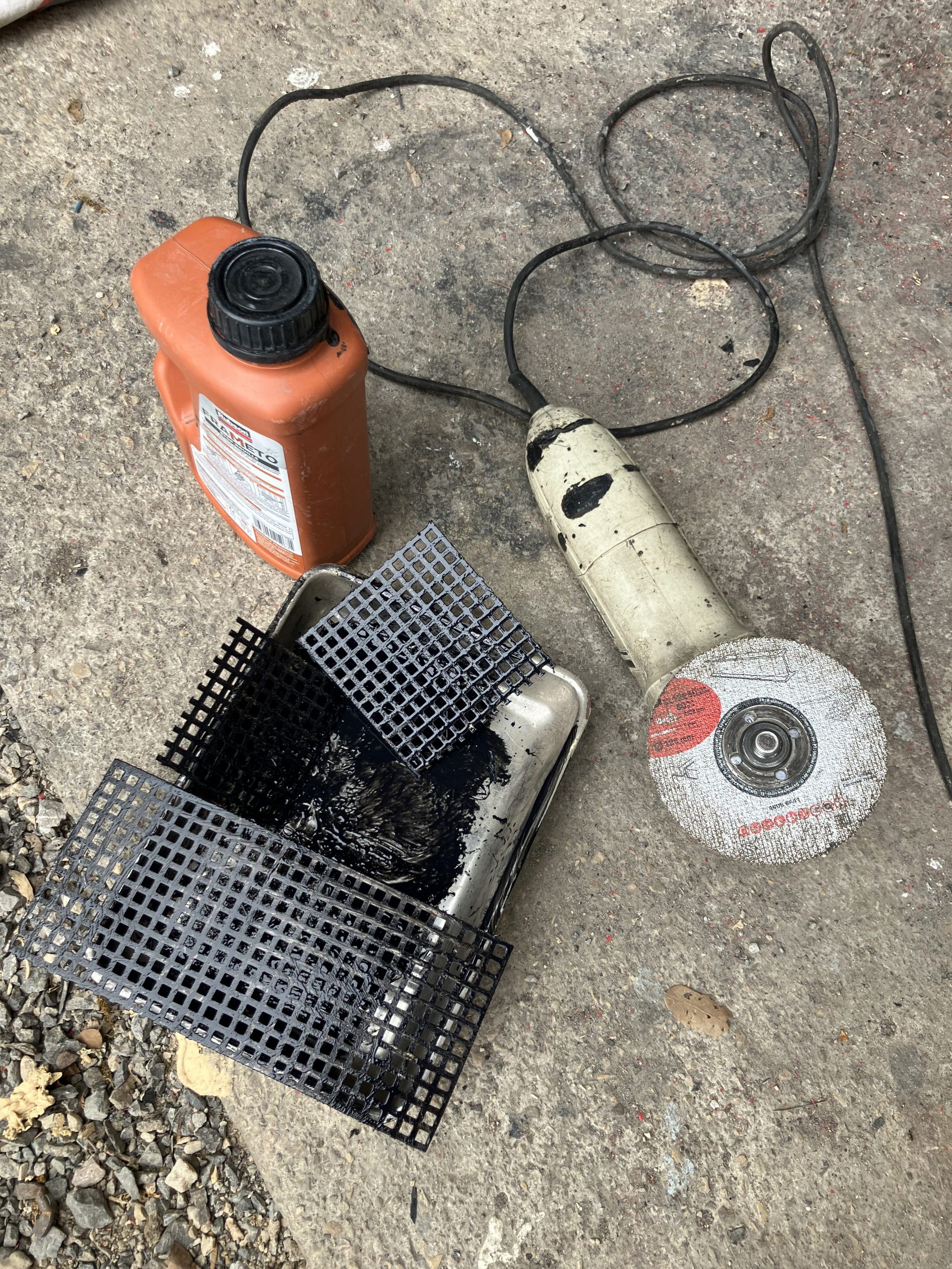 2- je disque dans de la grille les futures grilles d’aération que je traite a l’anti rouille