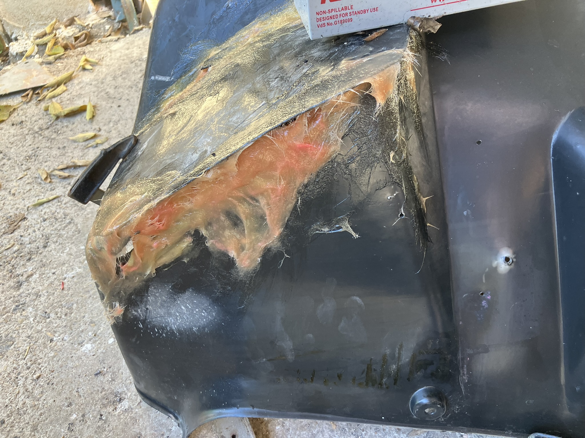 Rajout d'une plaque en plastique fibré car la pièce était vraiment en mauvais état.