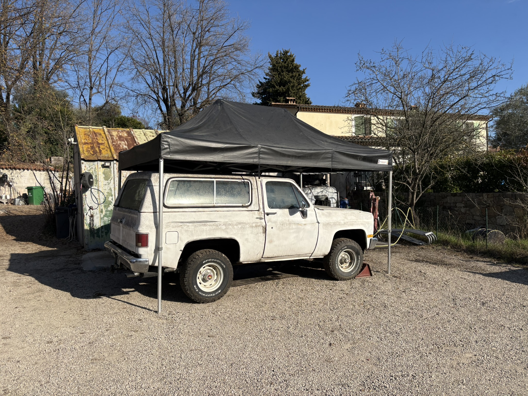 sous la bâche pour travailler