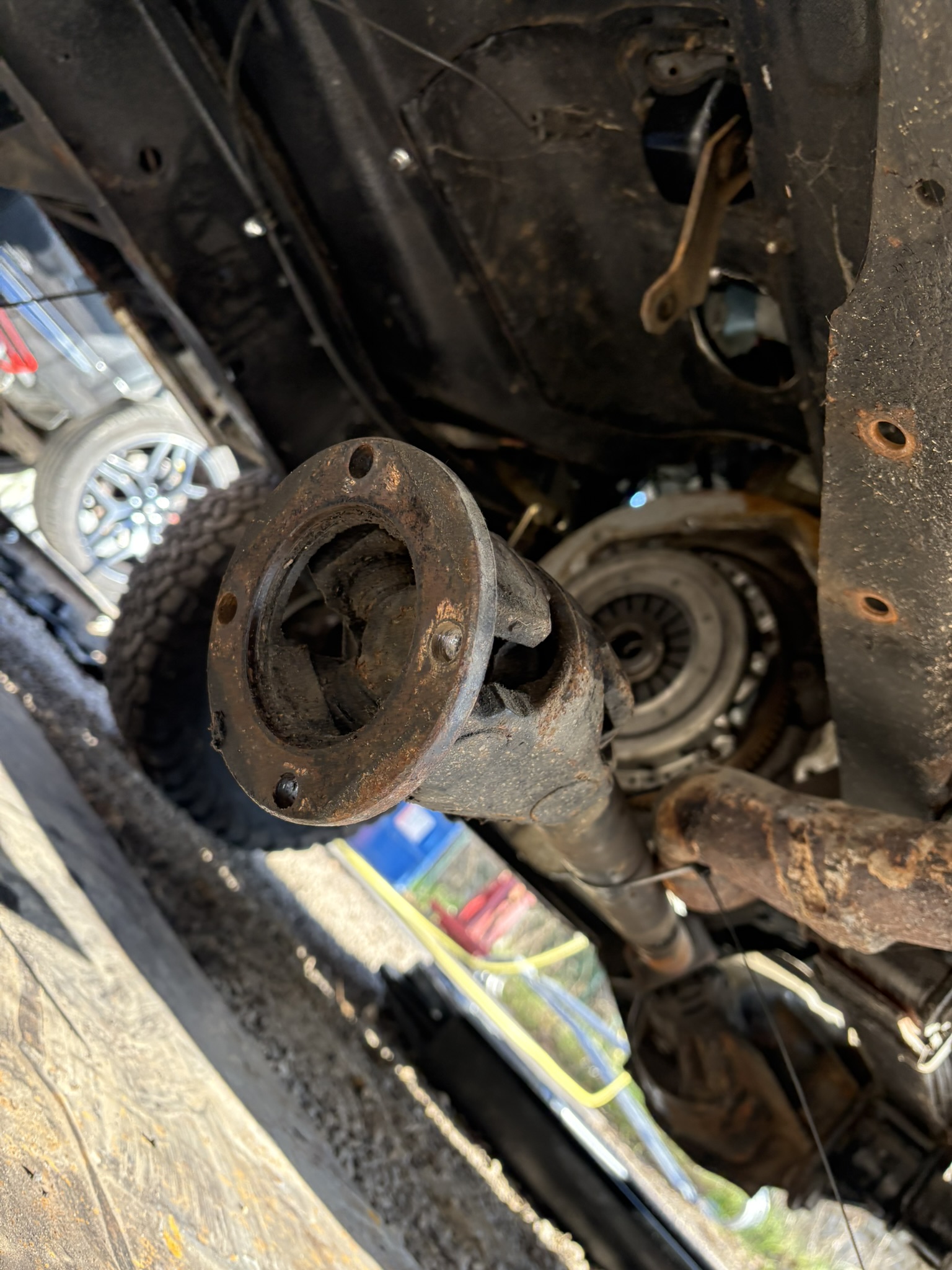 il manque un truc sous la voiture :-)