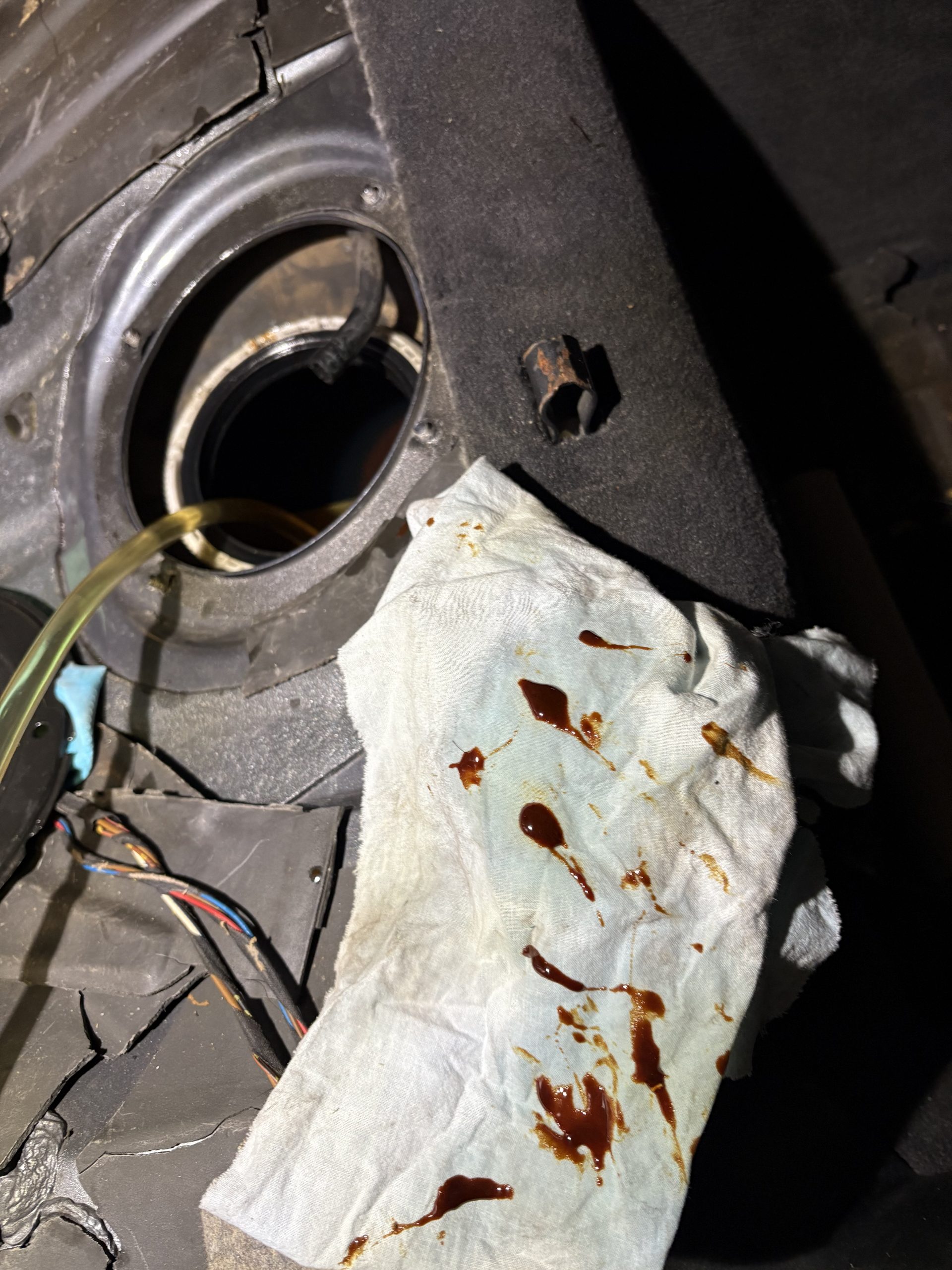 On doit déboucher la durite de la pompe qui se bouche